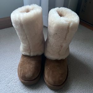 Like new, UGG fur fold over boots. Size 7. Worn 2 times